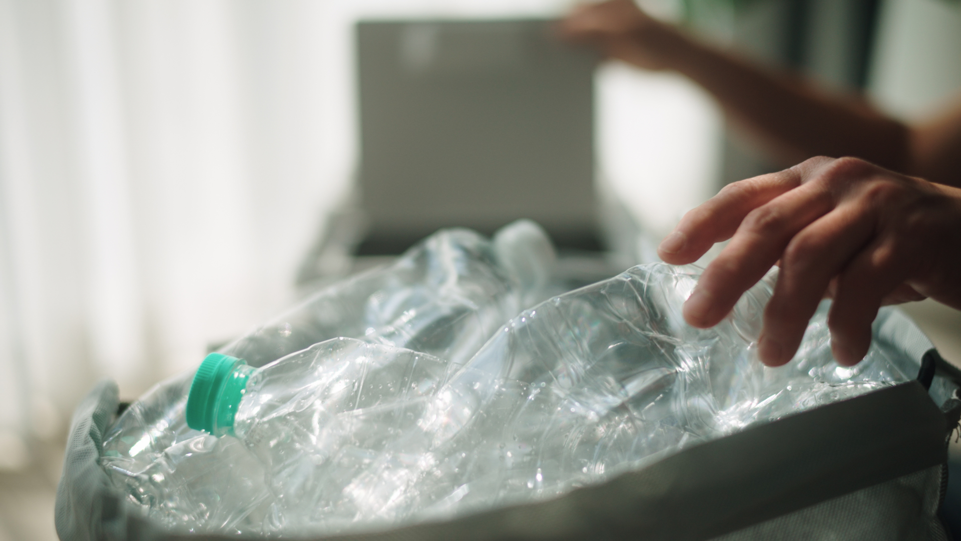 Collaborateur triant des bouteilles plastiques au bureau