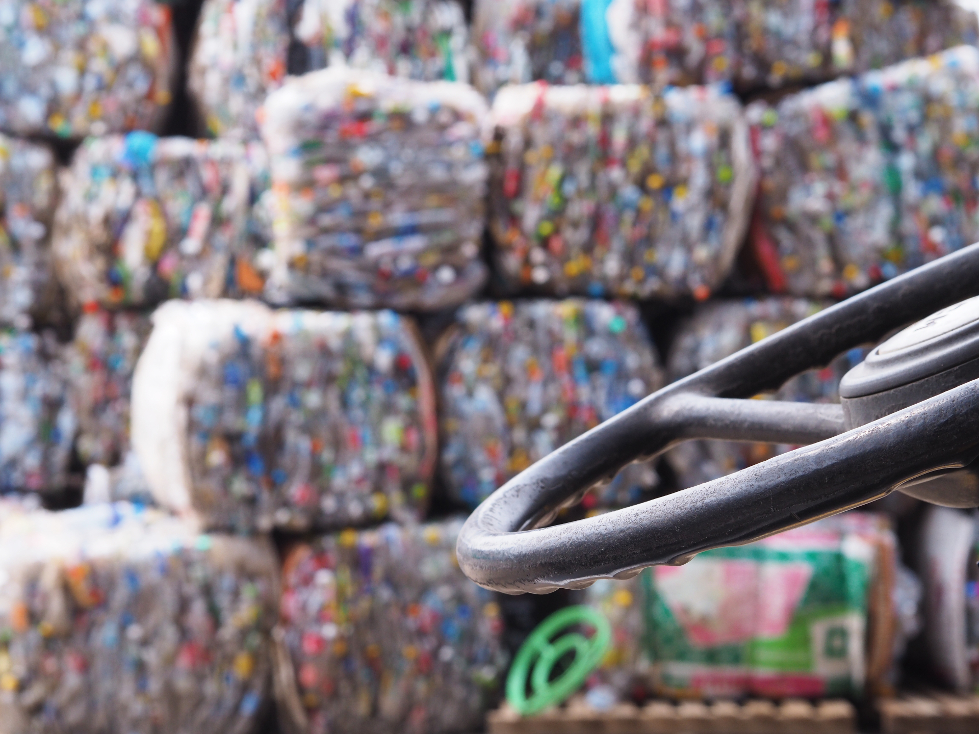 Balles de plastique compactées prêtes au recyclage en usine